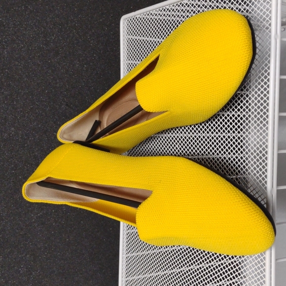 Women's Venus Celia size 7 yellow nimble knit flats/shoes. - Picture 2 of 4